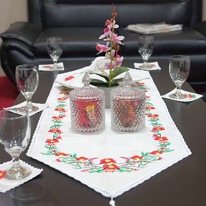 Satu Set Taplak Meja “Motif Bunga”